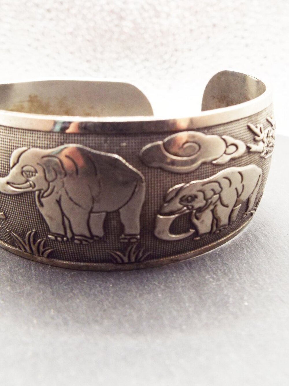 SILVERY RAISED SAFARI ELEPHANTS PARADING AROUND YOUR WRIST CUFF BRACELET 40B - Picture 5 of 7